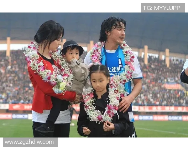 足球明星与母亲温馨合影视频展现亲情与感动瞬间