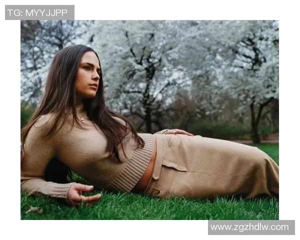 足球明星签名照中的女性魅力与足球激情交融的完美瞬间